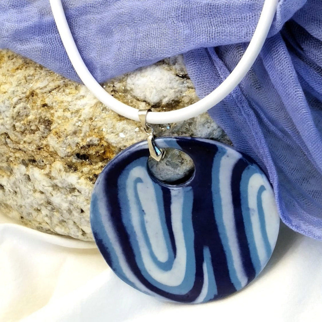 Collana con ciondolo cerchio in porcellana nerikomi – dettaglio ciondolo diametro 7 cm – Maviart