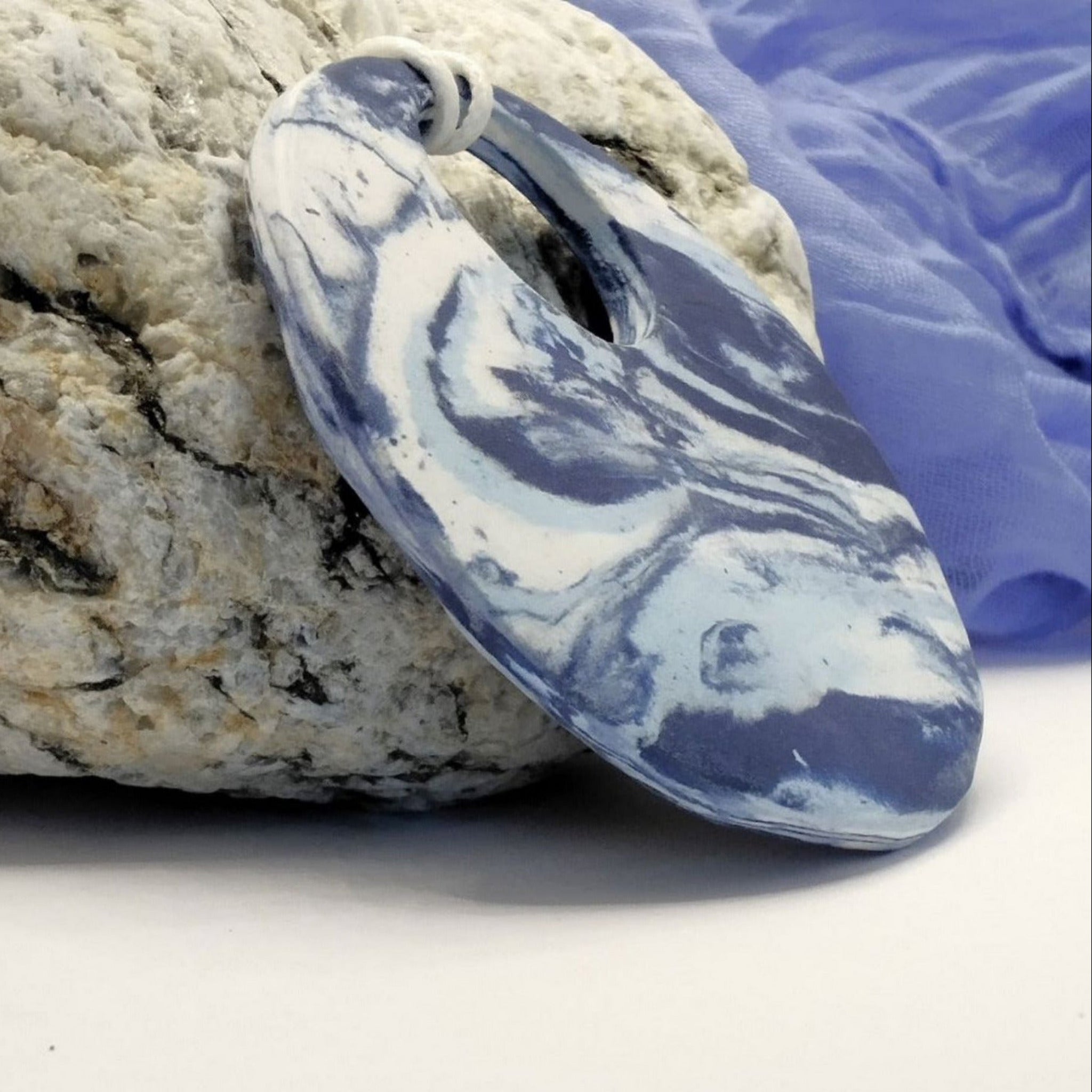 Collana con ciondolo rotondo in porcellana nerikomi – vista laterale – Maviart