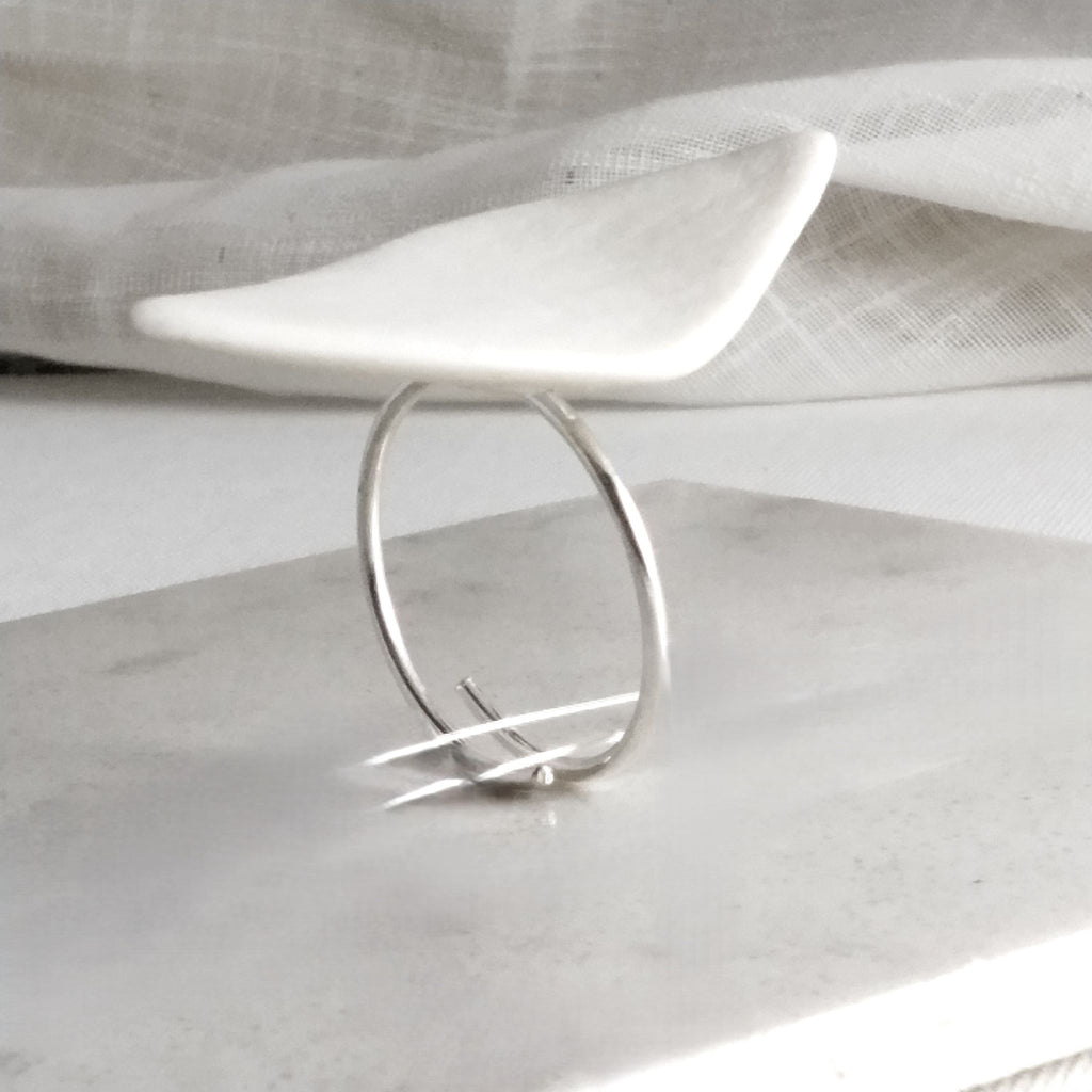 Anello Soffio Maviart  porcellana bianca e argento regolabile, dettaglio base regolabile.