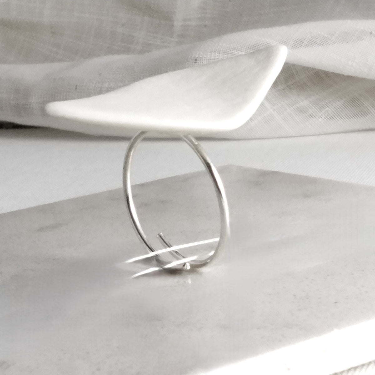 Anello Soffio Maviart  porcellana bianca e argento regolabile, dettaglio base regolabile.