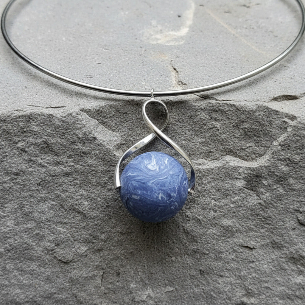 Girocollo con sfera in porcellana blu nerikomi – dettaglio sfera diametro 2 cm – Maviart
