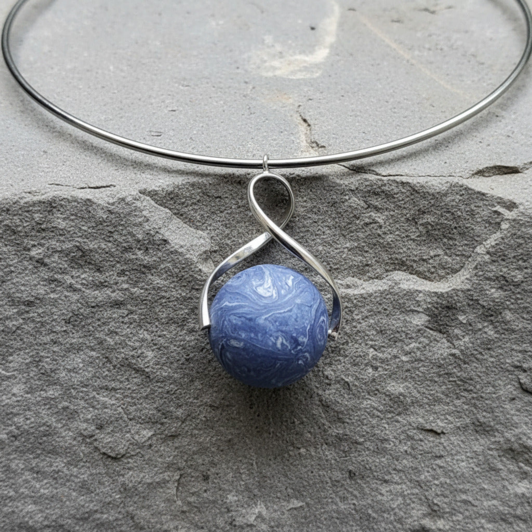 Girocollo con sfera in porcellana blu nerikomi – dettaglio sfera diametro 2 cm – Maviart