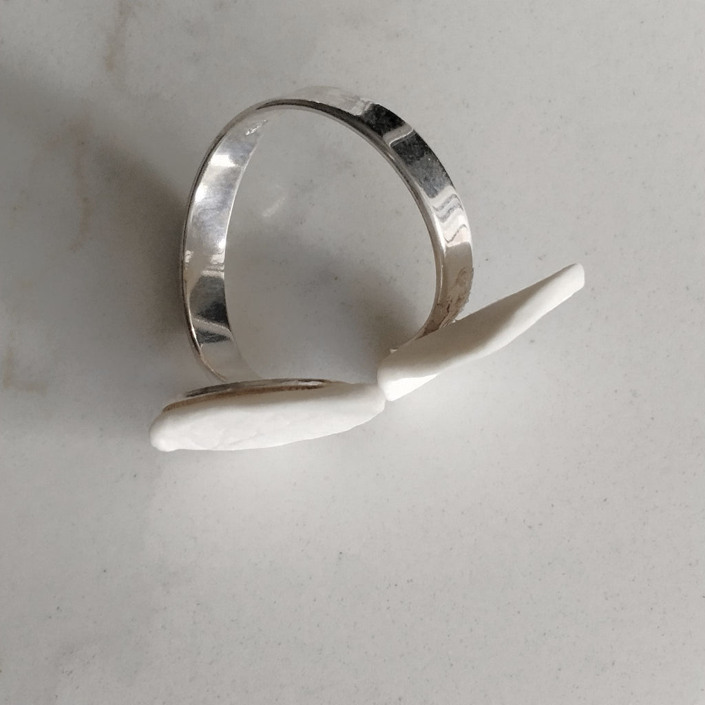 Anello Foglie in porcellana bianca e argento, linea Soffio. Dettaglio base argento.