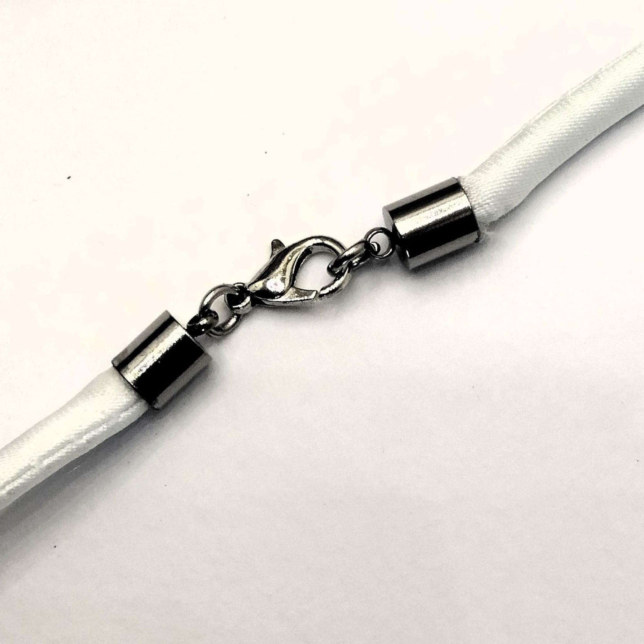 Collana con pendente romboidale in porcellana nerikomi – dettaglio laccio seta  e chiusura moschettone nichel-free – Maviart