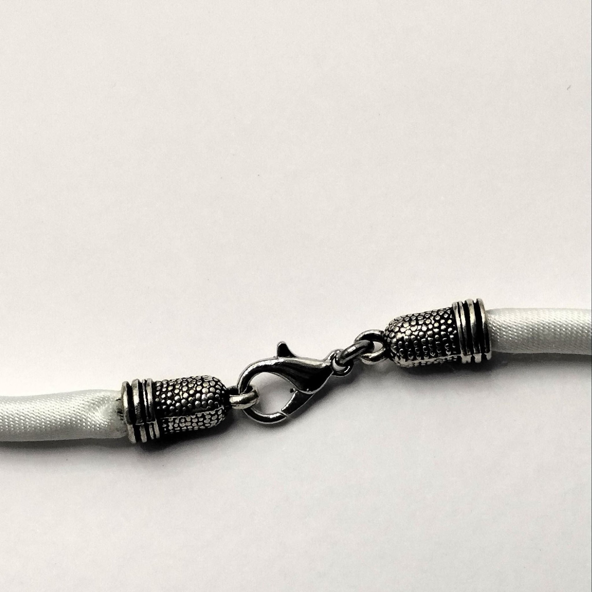 Collana con pendente ottagonale in porcellana nerikomi – dettaglio laccio seta 44 cm e chiusura a moschettone – Maviart