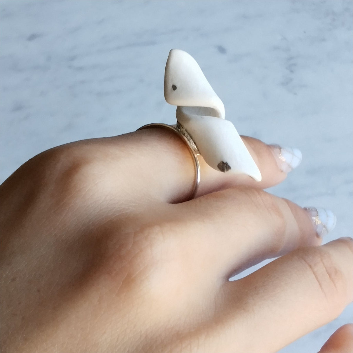 Anello Turbine Maviart indossato, porcellana bianca con platino su base in argento.
