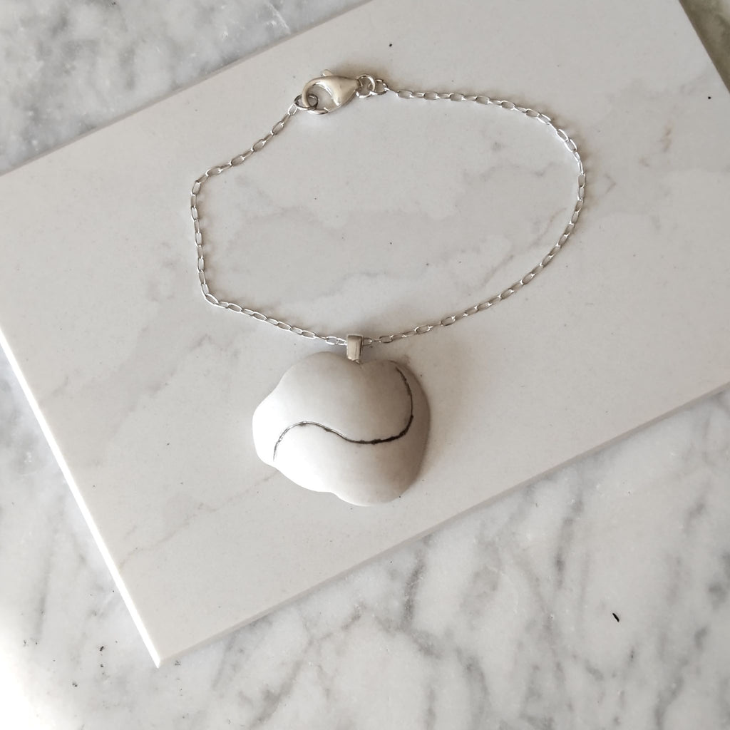 Bracciale Cumulo Maviart: nuvola in porcellana bianca con inclusioni in platino su catena in argento sterling