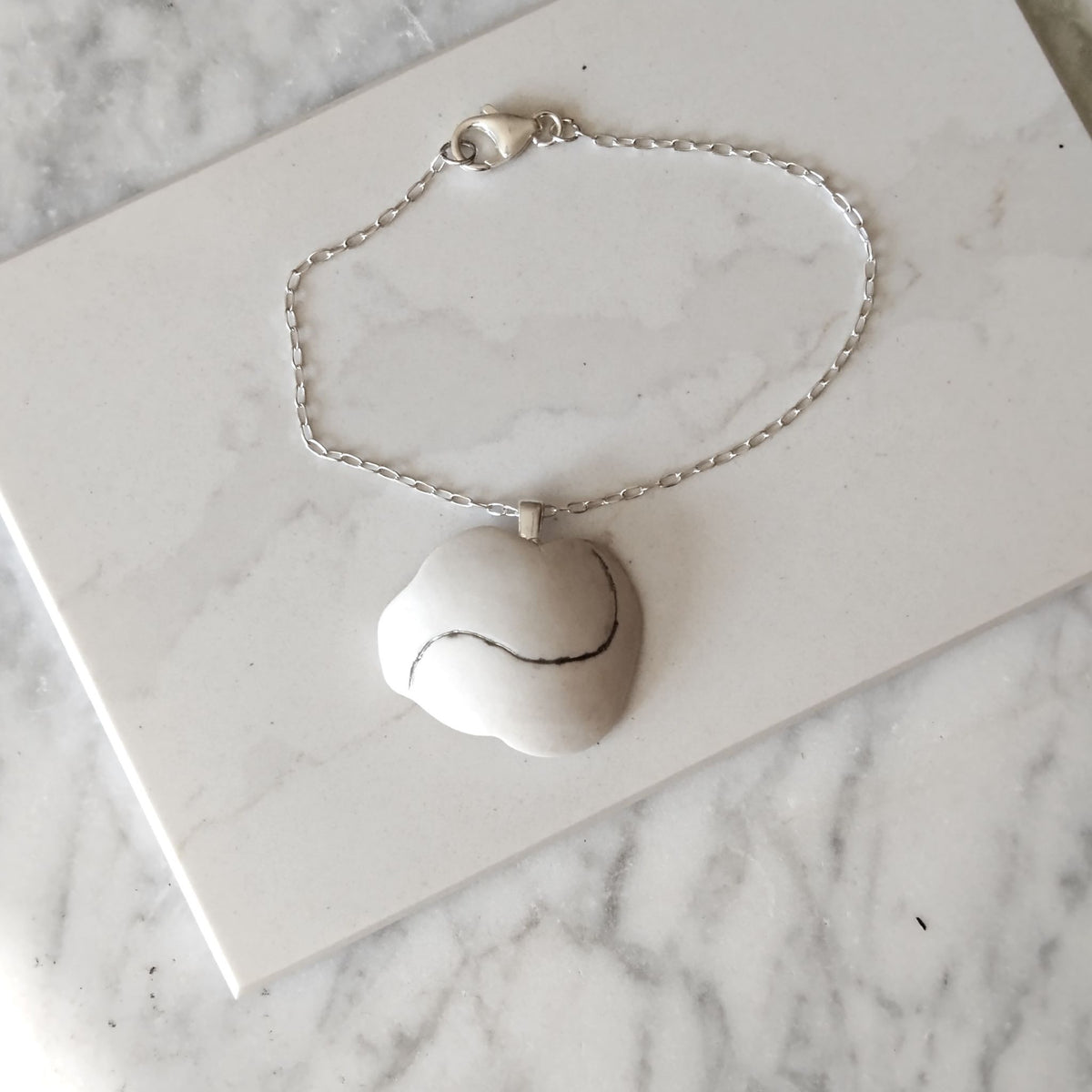 Bracciale Cumulo Maviart: nuvola in porcellana bianca con inclusioni in platino su catena in argento sterling