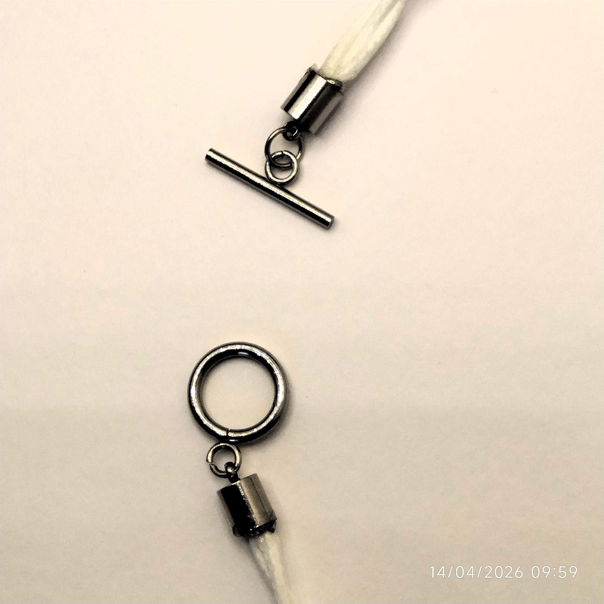 Collana con pendente rotondo in porcellana nerikomi – dettaglio chiusura a T nichel - free  – Maviart