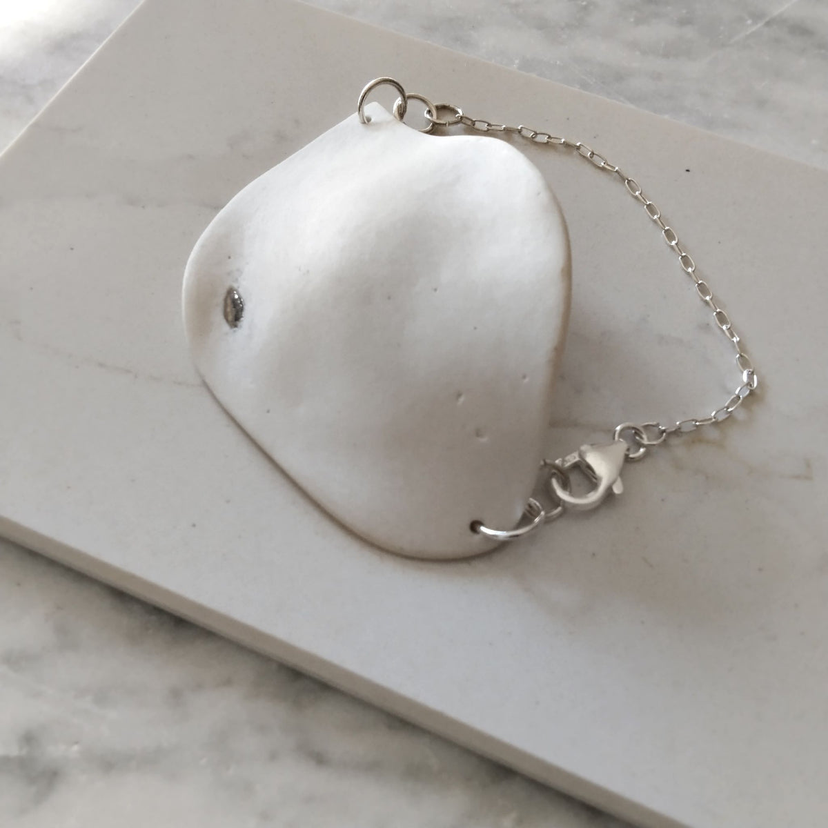 Dettaglio della chiusura in argento sterling del bracciale Soffio Maviart, Collezione Aria