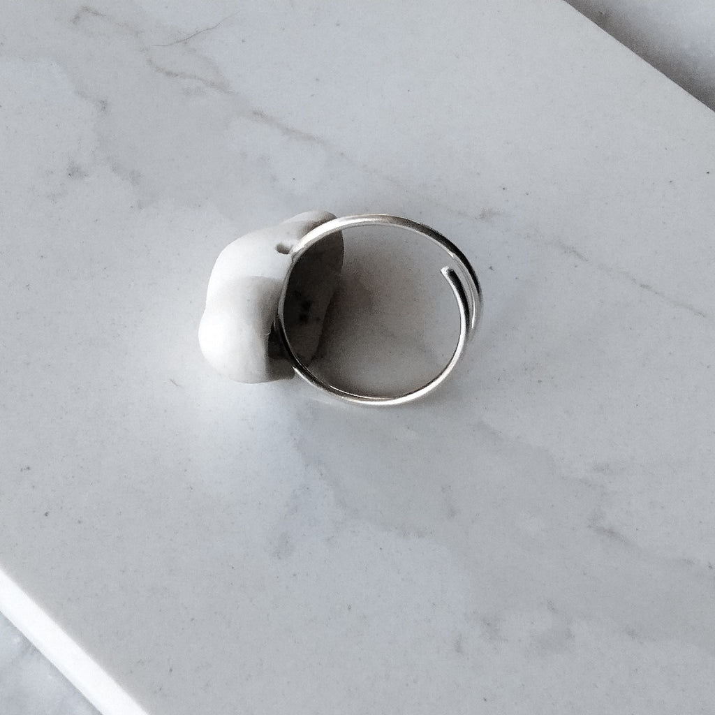 Anello Cumulo Maviart, nuvola in porcellana bianca con platino su base in argento, dettaglio base in argento regolabile.