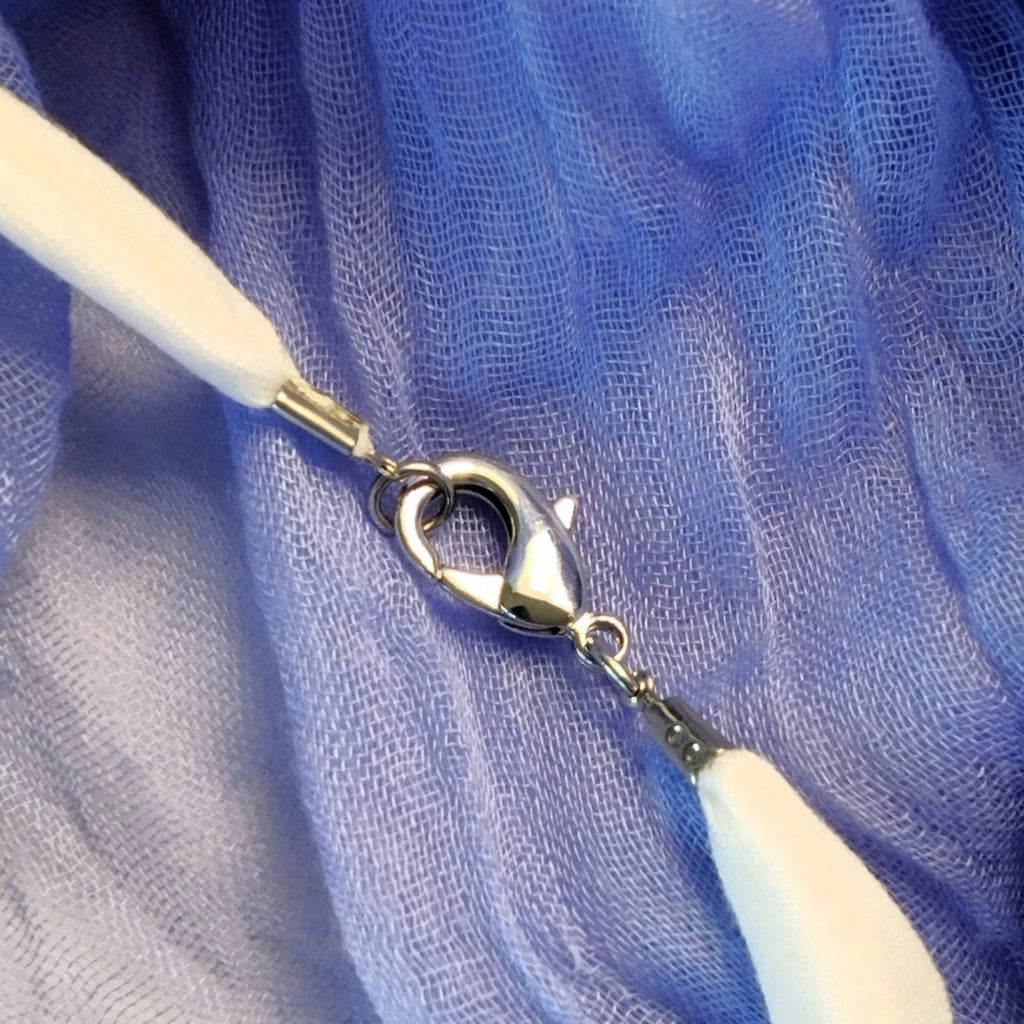 Collana con ciondolo ottagonale in porcellana nerikomi – dettaglio chiusura moschettone – Maviart