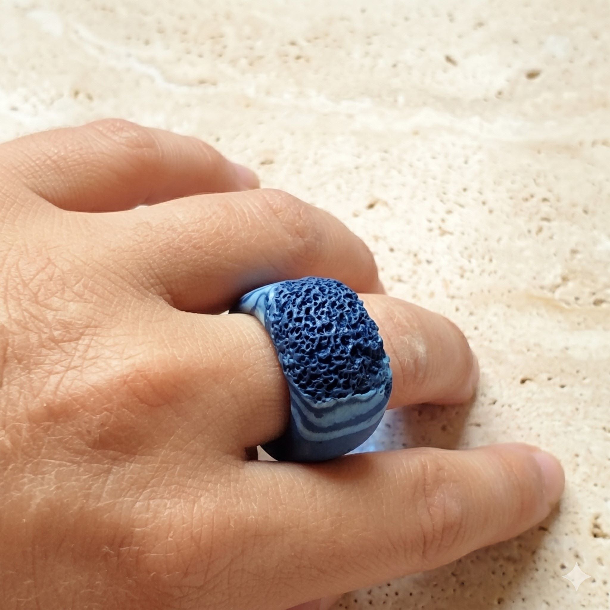 Anello artigianale porcellana nerikomi spugna di mare – indossato – Maviart