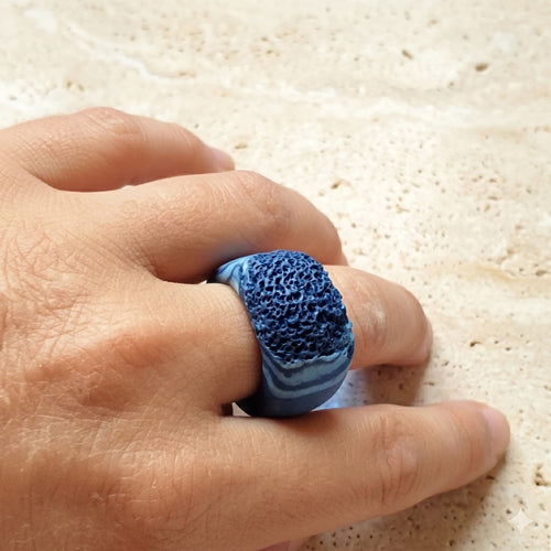 Anello artigianale porcellana nerikomi spugna di mare – indossato – Maviart
