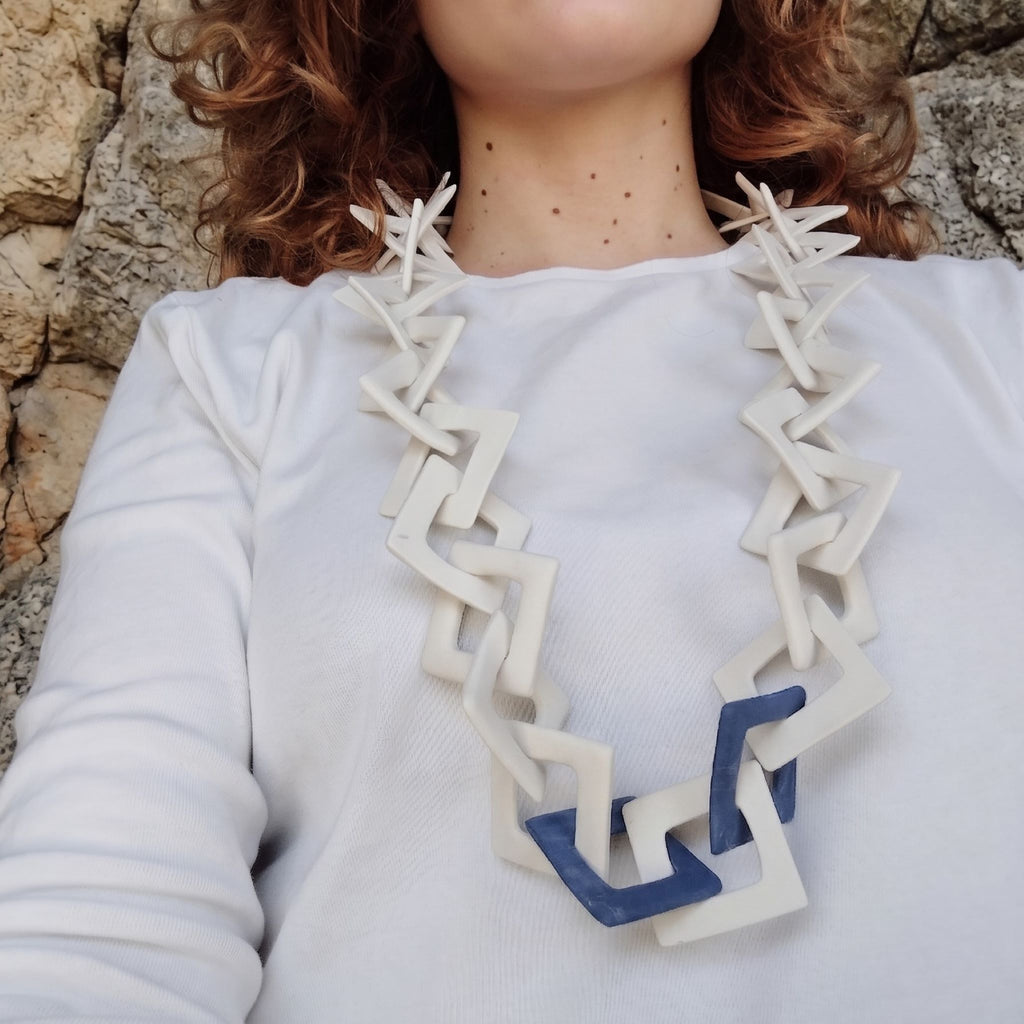 Collana a maglie quadrate in porcellana nerikomi bianco e blu – indossata – Maviart