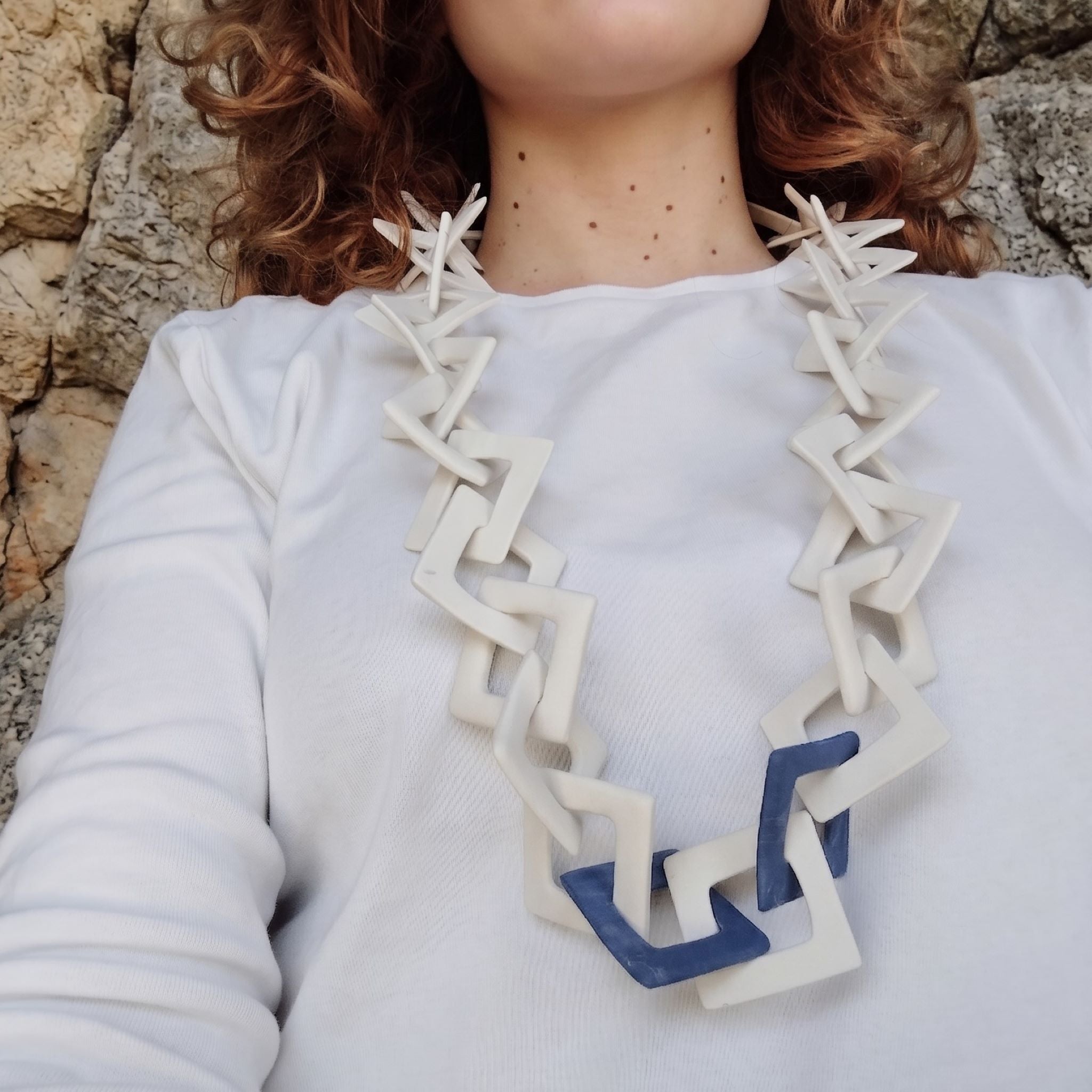 Collana a maglie quadrate in porcellana nerikomi bianco e blu – indossata – Maviart