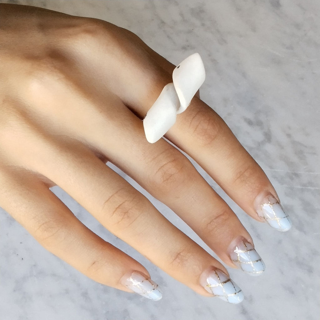 Anello Turbine Maviart indossato, porcellana bianca con platino su base in argento, vista dall'alto.