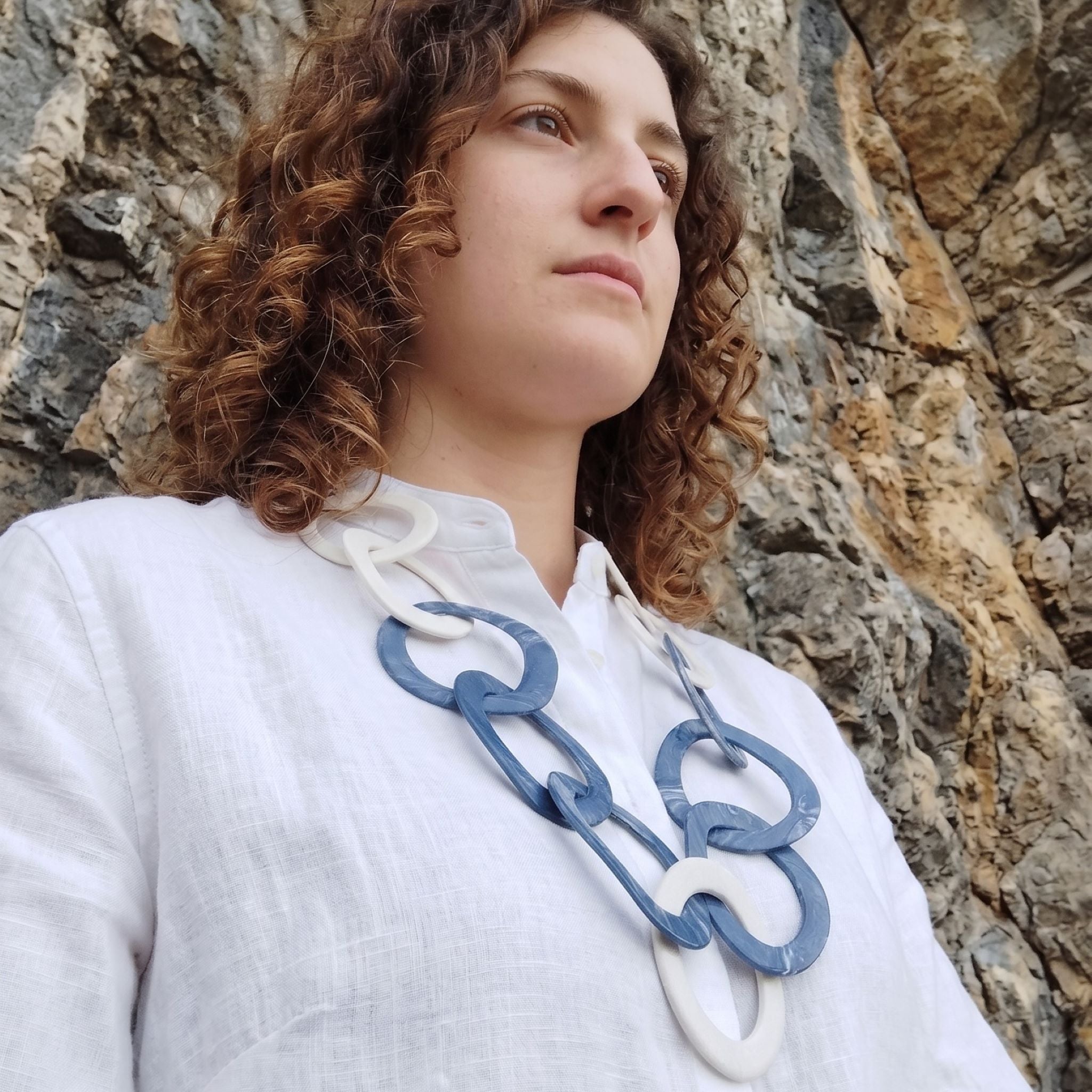 Collana a cerchi grandi in porcellana nerikomi bianco e blu – indossata – Maviart