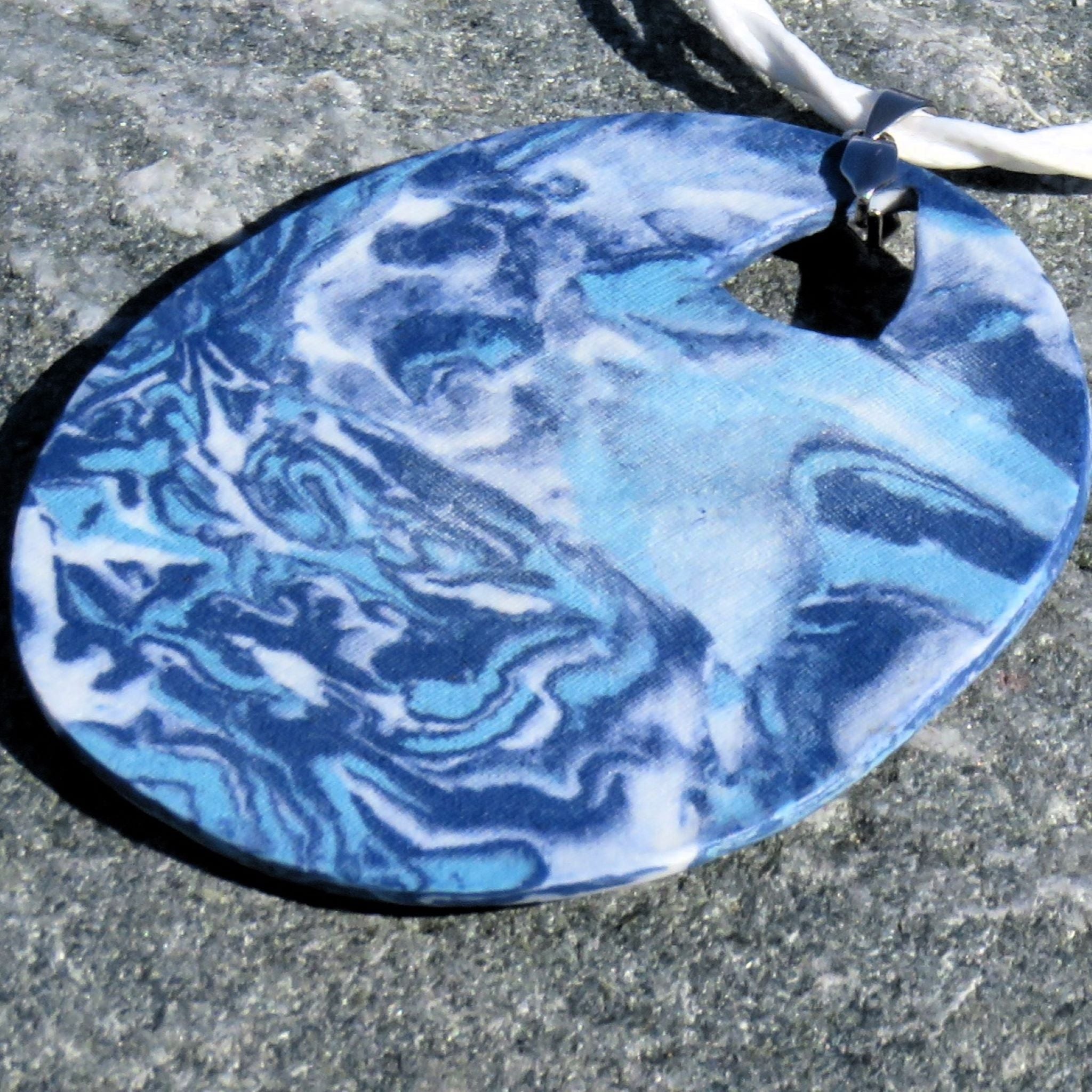 Collana con pendente rotondo in porcellana nerikomi - dettaglio nerikomi– Maviart