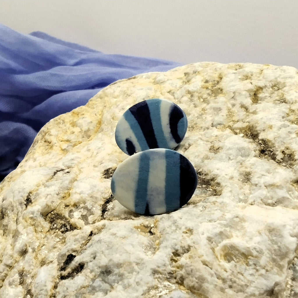 Orecchini ovali in porcellana nerikomi colori del mare – vista frontale variante 3 – Maviart