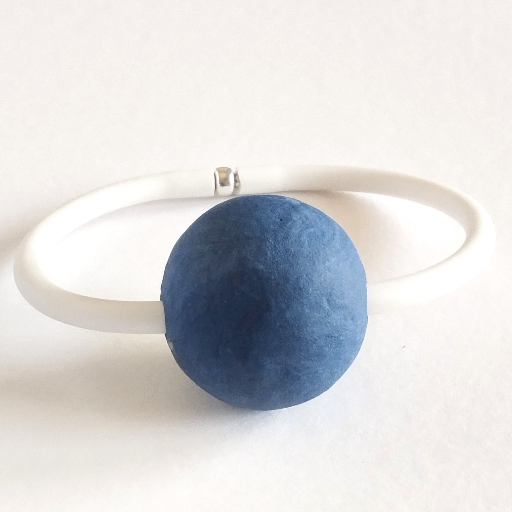 Bracciale con sfera in porcellana nerikomi bianco e blu, silhouette completa su sfondo bianco – Maviart