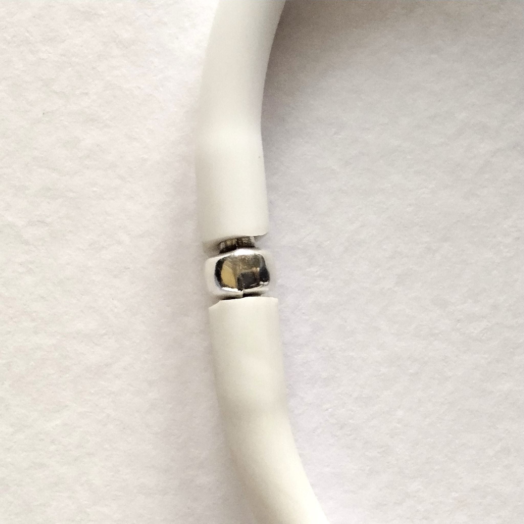 Dettaglio chiusura a spinetta argento del bracciale AB-01 in porcellana nerikomi – Maviart