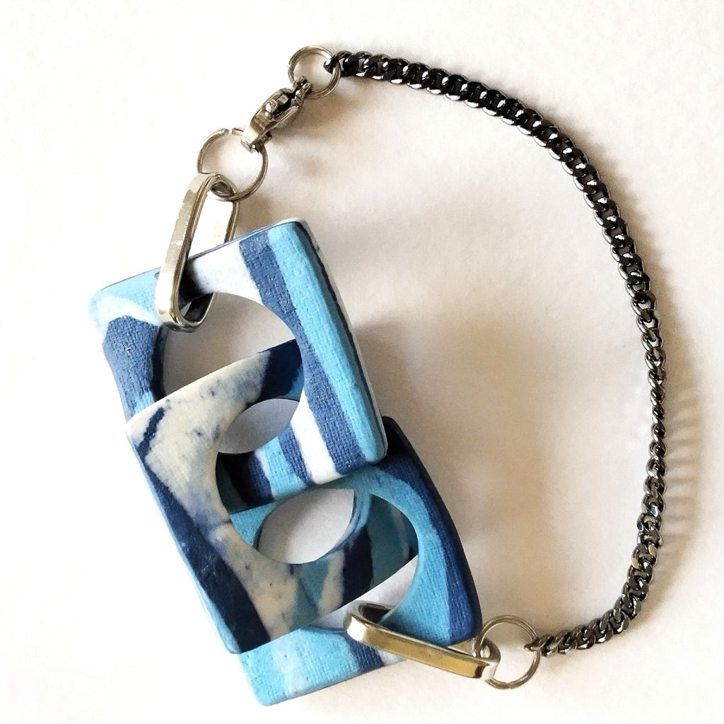 Bracciale AB-02 a maglie quadrate in porcellana nerikomi colori del mare, posa dall'alto su cartoncino bianco – Maviart