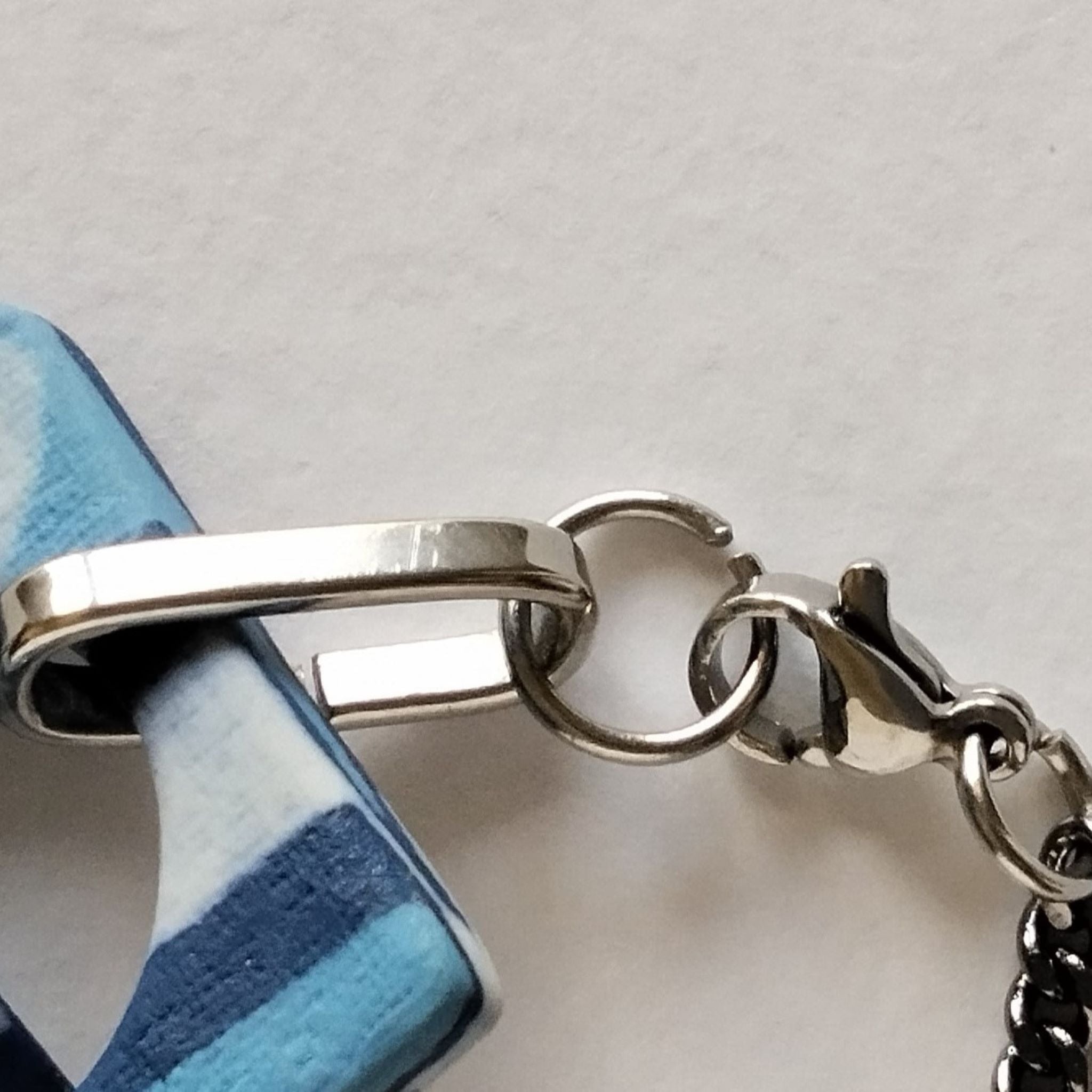 Dettaglio chiusura ad aragosta del bracciale AB-02 in acciaio nichel-free – Maviart
