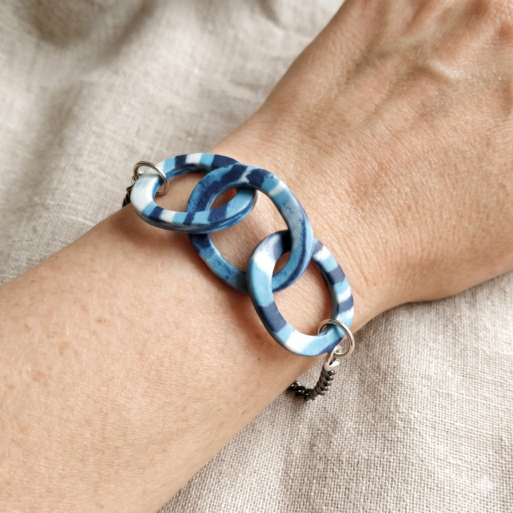Bracciale AB-03 a maglie ovali in porcellana nerikomi indossato al polso – Maviart