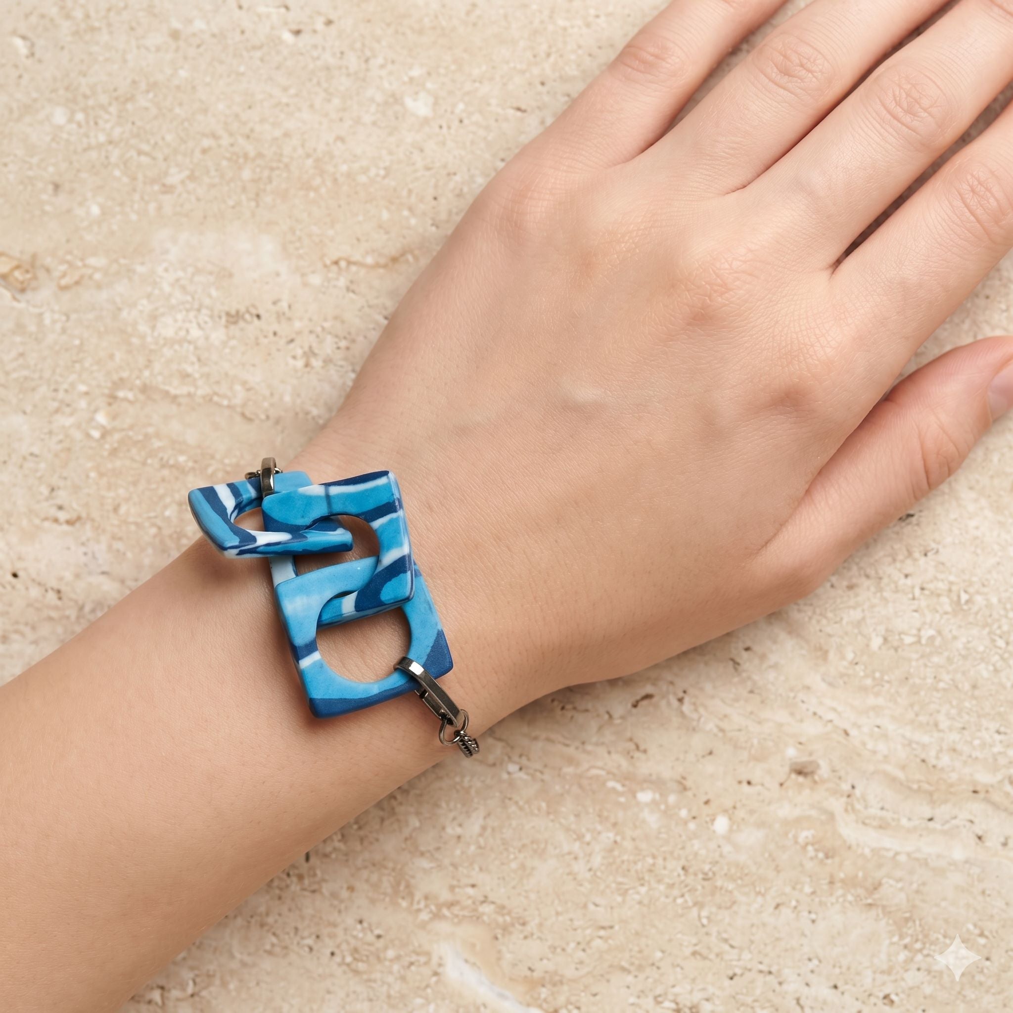 Bracciale AB-02 in porcellana nerikomi indossato al polso – Maviart
