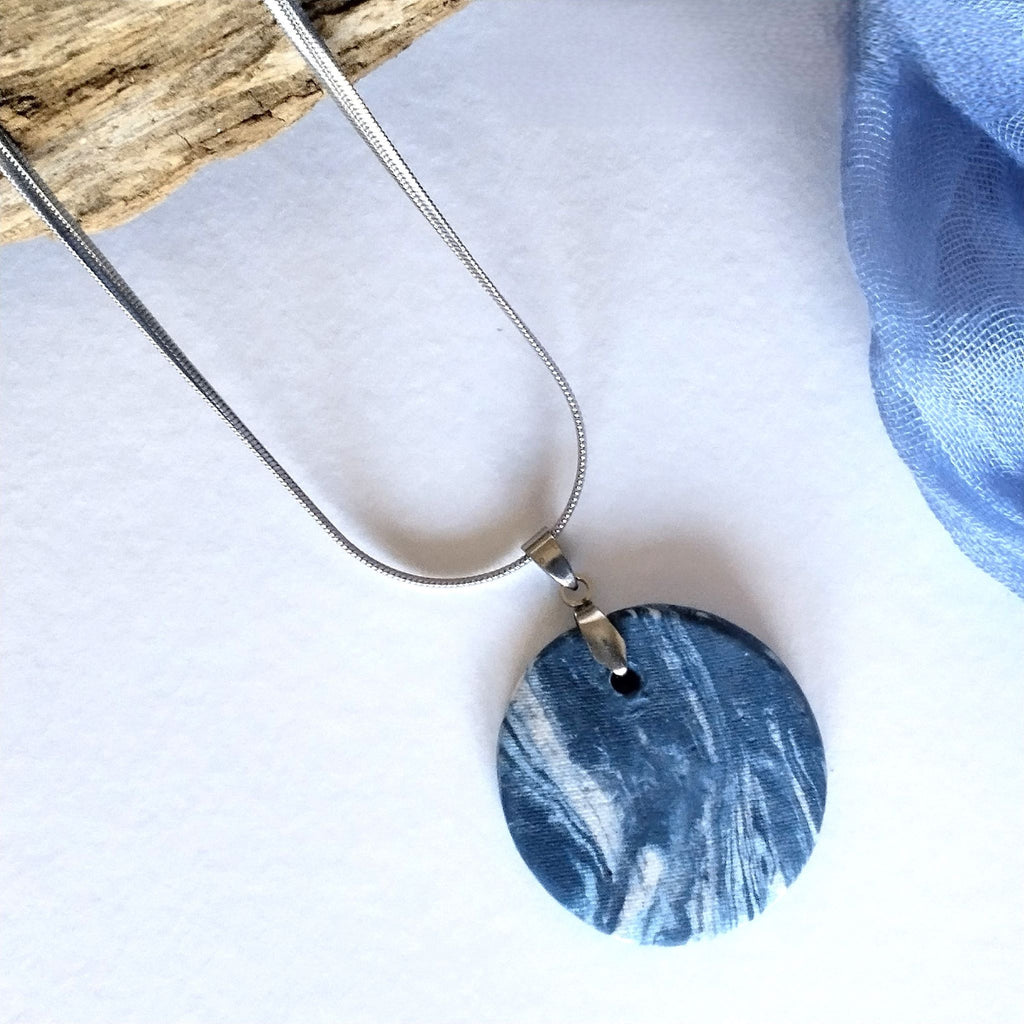 Collana con pendente nerikomi, disco porcellana colori oceano su catena acciaio – Maviart