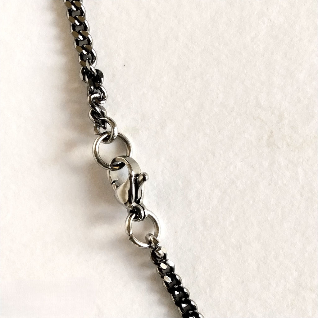Collana con pendente a rombo nerikomi, dettaglio chiusura ad aragosta catena gunmetal – Maviart