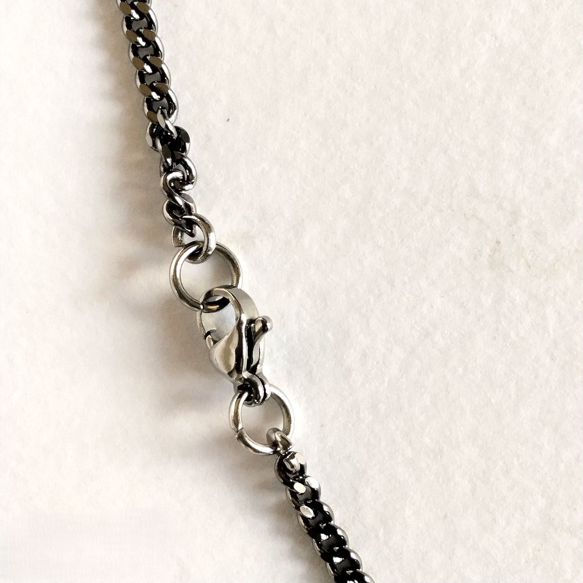 Collana con pendente a rombo nerikomi, dettaglio chiusura ad aragosta catena gunmetal – Maviart