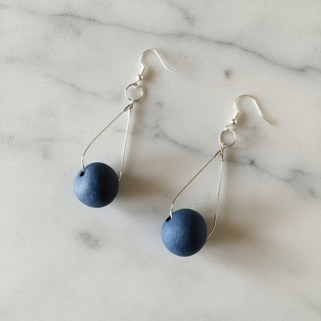 Orecchini pendenti a sfera in porcellana nerikomi colori del mare – Maviart