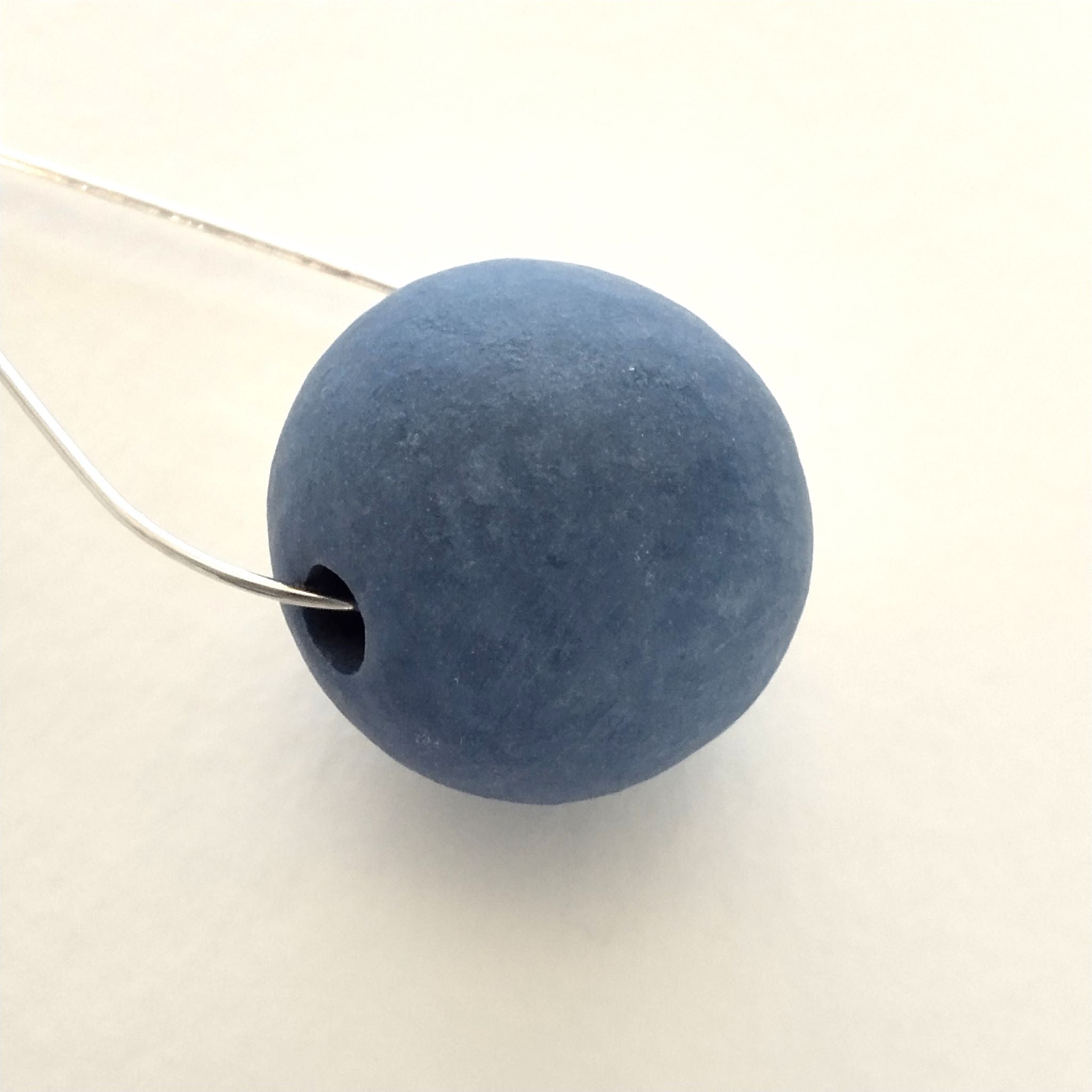 Orecchini a sfera nerikomi , dettaglio sfumature oceano porcellana – Maviart
