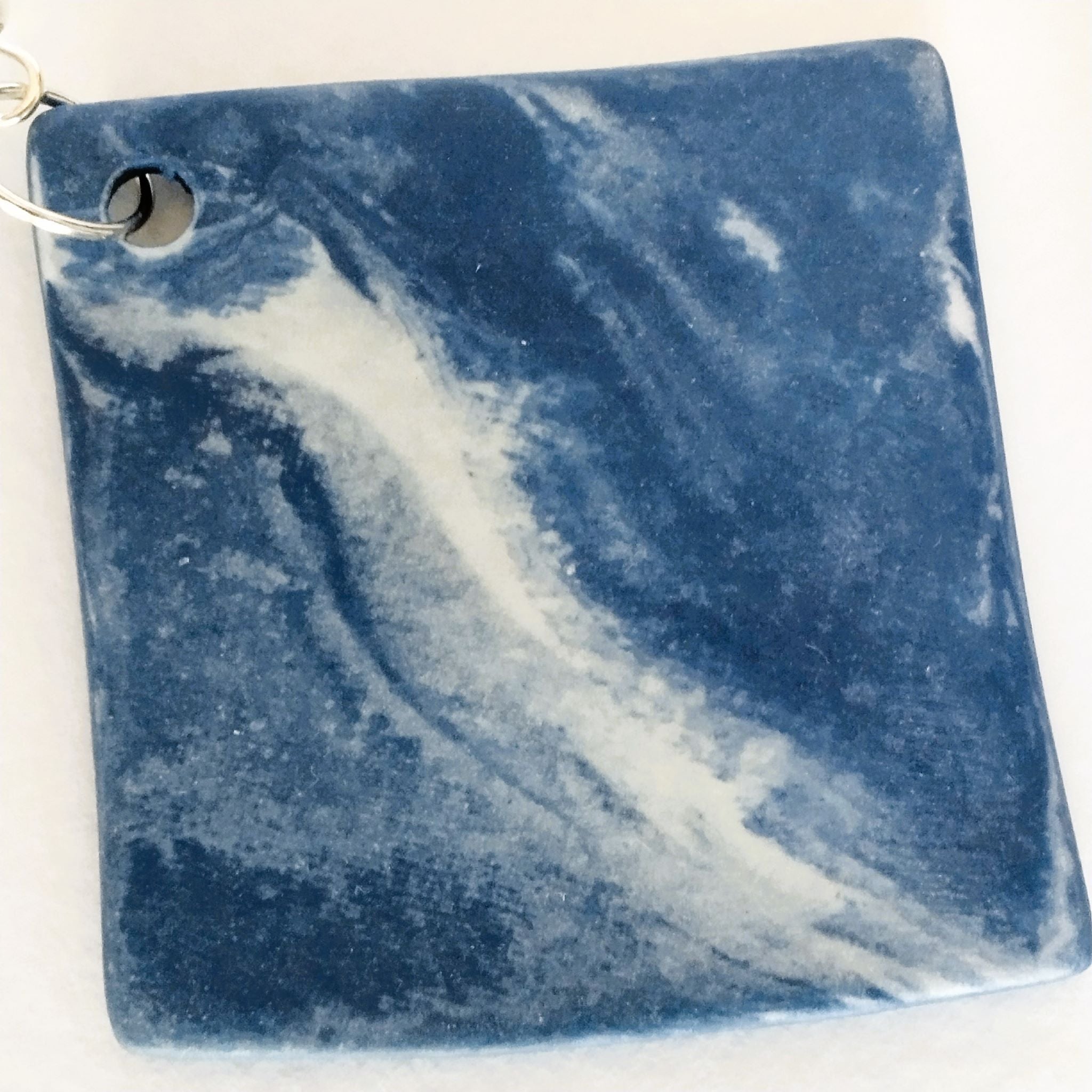 Orecchini pendenti a rombo in porcellana nerikomi colori del mare, dettaglio nerikomi– Maviart