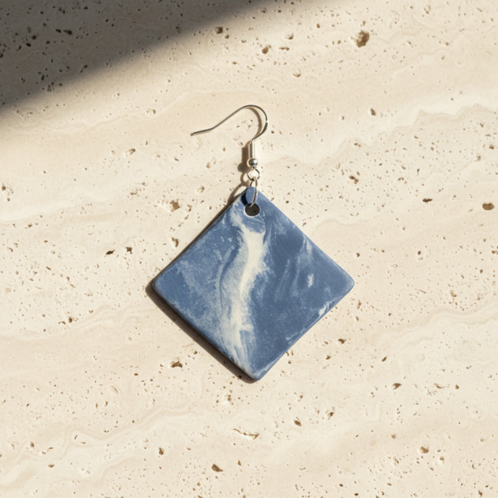 Orecchini pendenti a rombo in porcellana nerikomi colori del mare, silhouette completa– Maviart