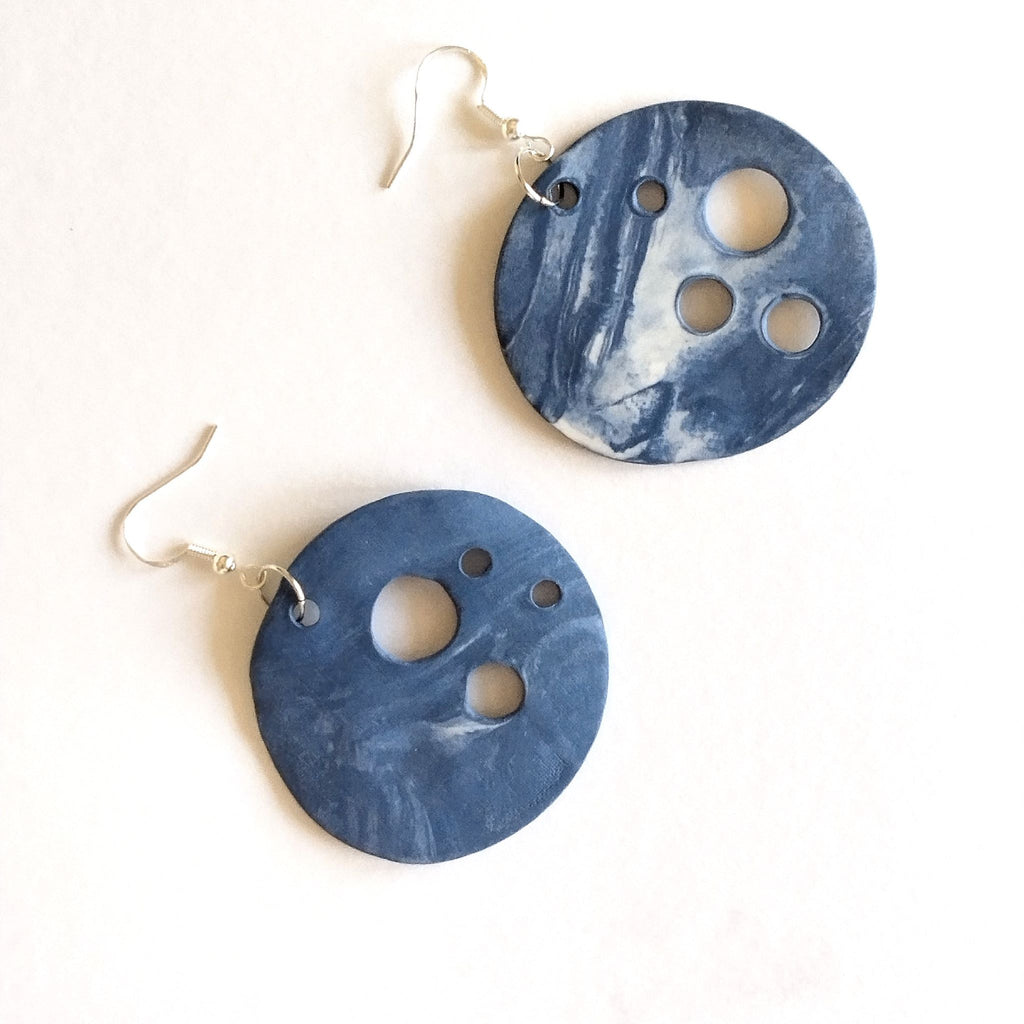 Orecchini pendenti circolari in porcellana nerikomi colori del mare, flat lay su cartoncino bianco – Maviart