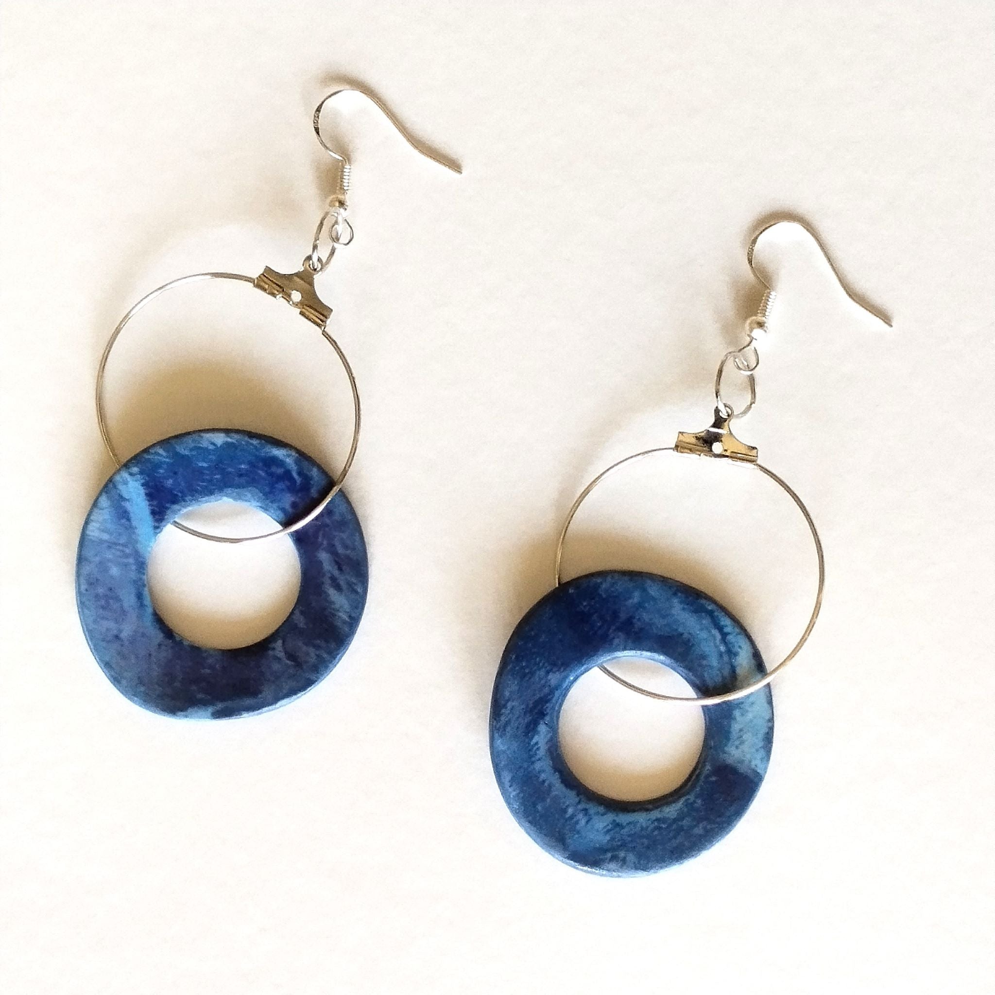 Orecchini pendenti doppio cerchio in porcellana nerikomi colori del mare, flat lay su cartoncino bianco – Maviart