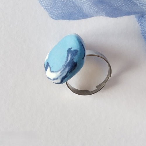 Anello artigianale nerikomi con venature blu e turchese – dettaglio pietra – Maviart