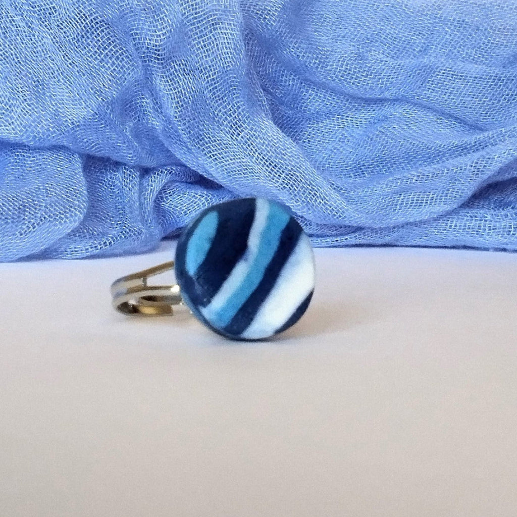 Anello rotondo in porcellana nerikomi colori del mare – vista frontale – Maviart