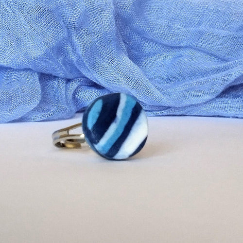 Anello rotondo in porcellana nerikomi colori del mare – vista frontale – Maviart