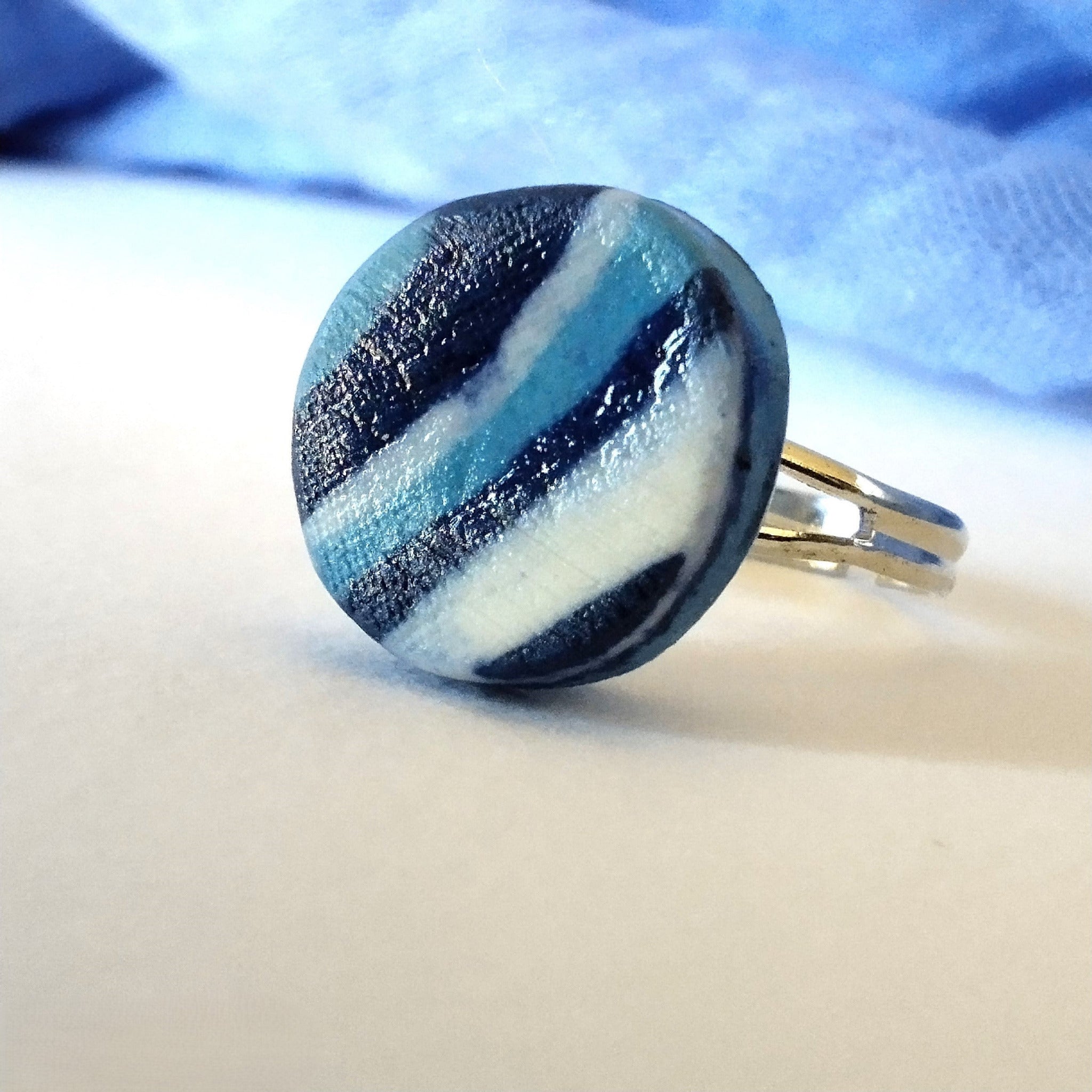 Dettaglio pietra rotonda nerikomi lucida con venature blu e bianco – Maviart