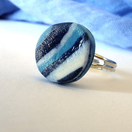 Dettaglio pietra rotonda nerikomi lucida con venature blu e bianco – Maviart