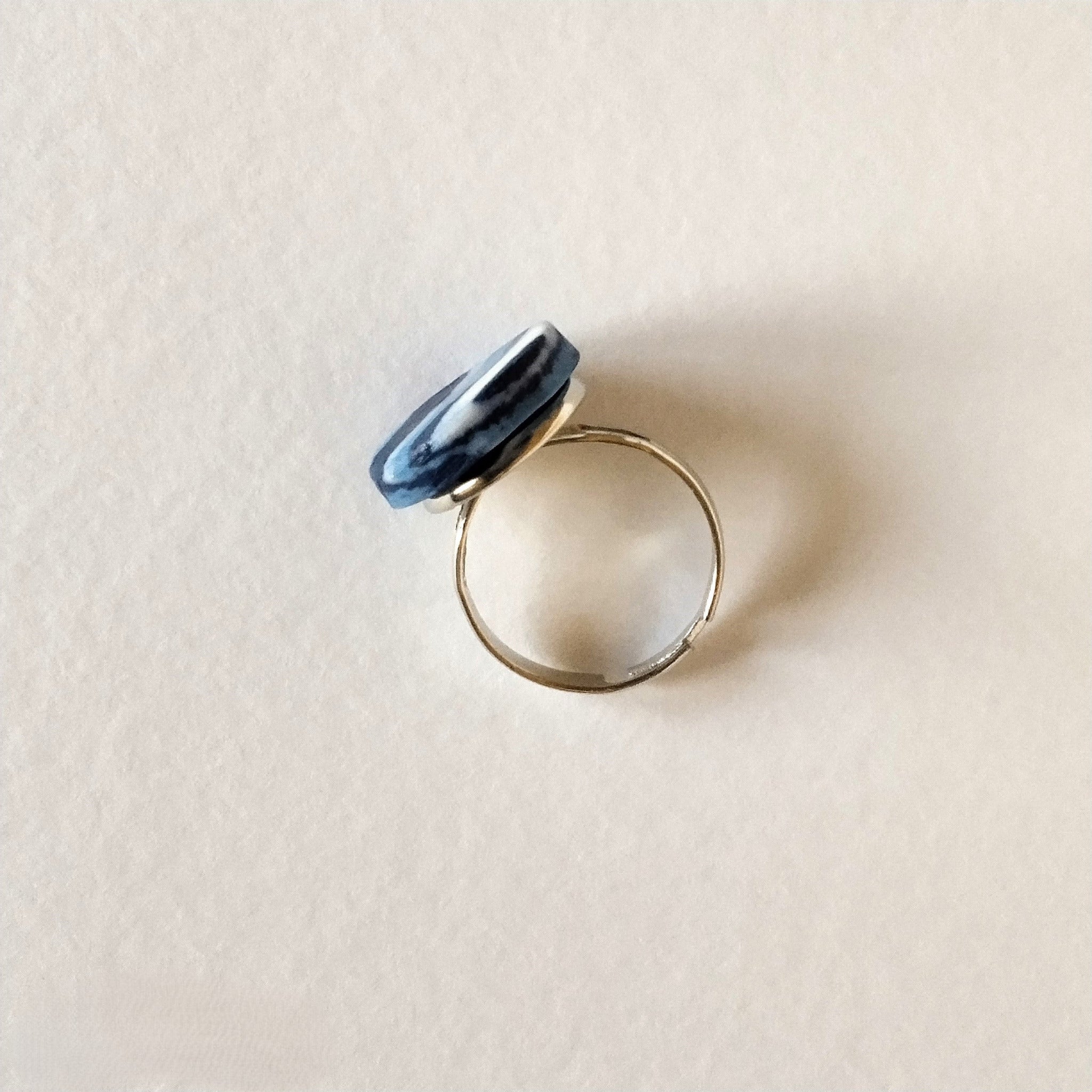 Anello artigianale nerikomi su base acciaio 304 regolabile – vista laterale – Maviart