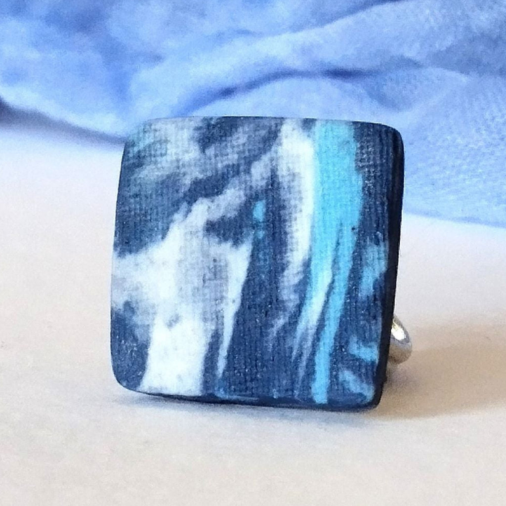 Dettaglio pietra a rombo nerikomi con venature blu e bianco – Maviart