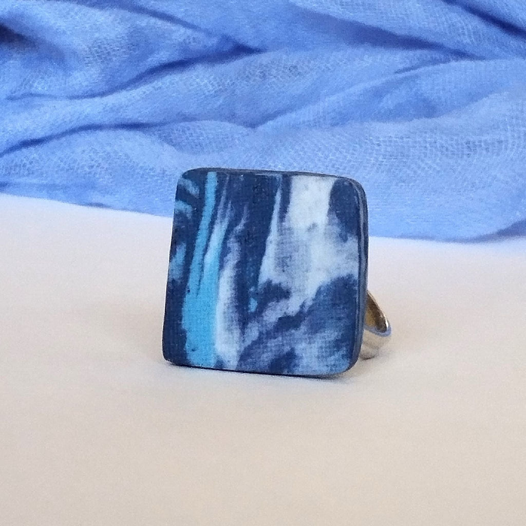 Anello romboidale in porcellana nerikomi colori del mare – vista frontale – Maviart
