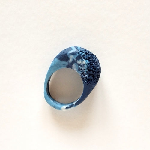 Anello artigianale porcellana nerikomi spugna di mare – vista dall'alto – Maviart