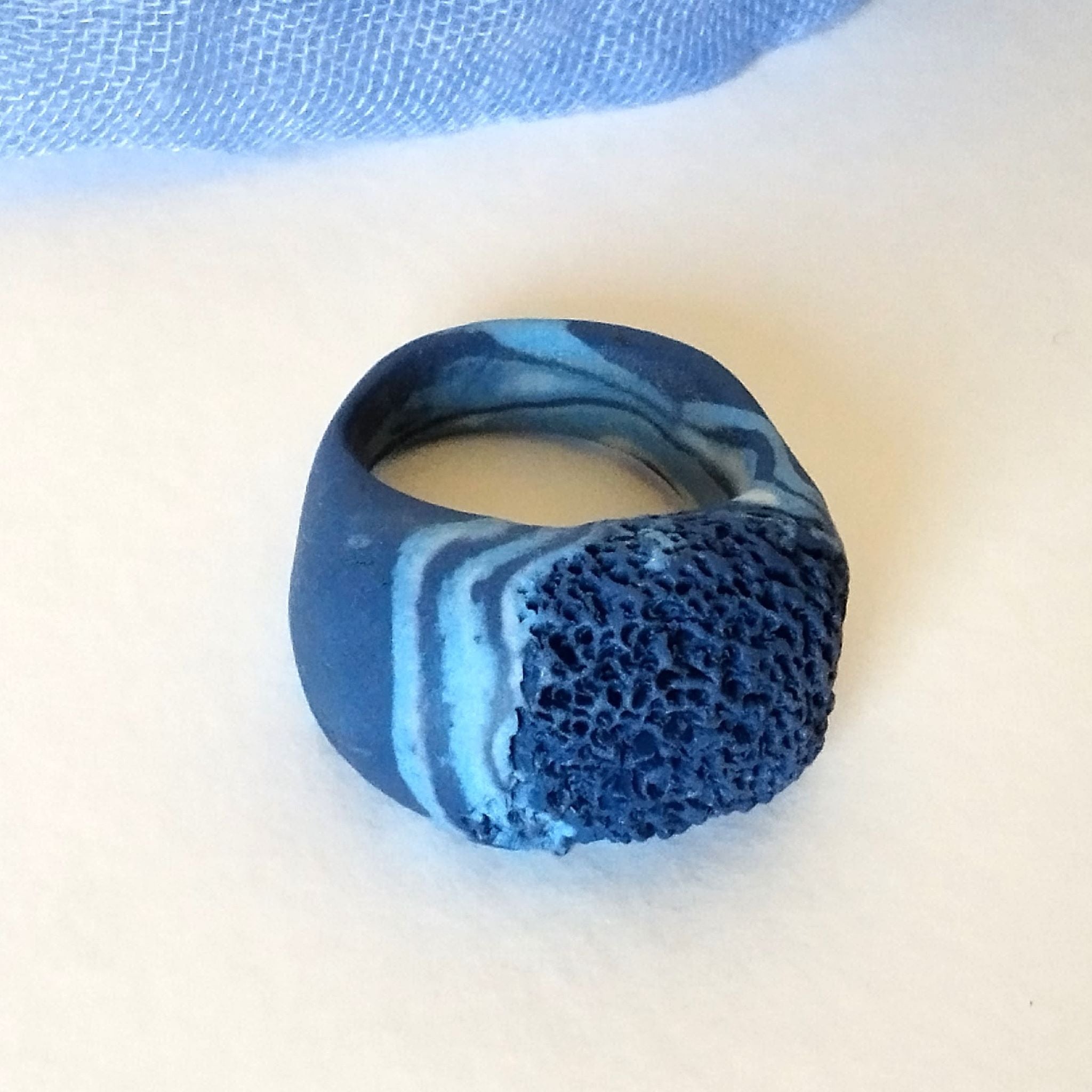 Anello artigianale porcellana nerikomi spugna di mare – vista frontale – Maviart