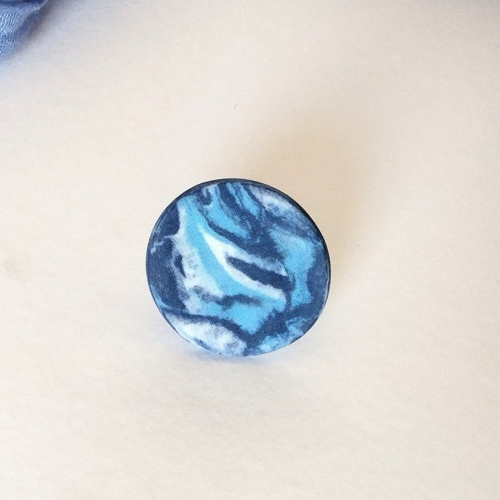 Anello rotondo porcellana nerikomi – variante 1 venature blu e bianco – Maviart